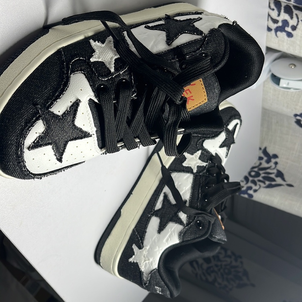 Star pattern black and white shoes new style